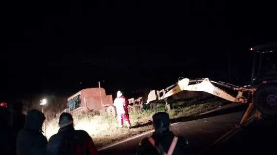 Bomberos voluntarios trabajando en el rescate