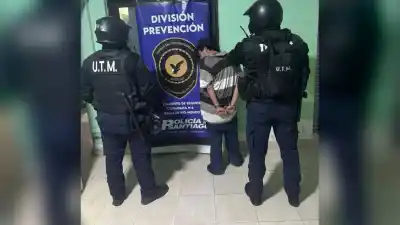 Empujaba una moto robada por el centro y se topó con el dueño: lo que pasó después