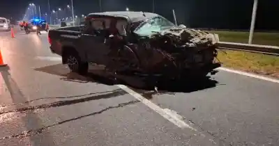 Impactante choque frontal en la autopista Rosario-Córdoba: una camioneta quedó destrozada contra un camión estacionado