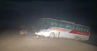 Un colectivo con 41 pasajeros quedó colgando a 15 metros de altura: el rescate duró 6 horas