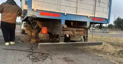 Camionero perdió dos ruedas en pleno Acceso Sur: lo que descubrió después heló a todos