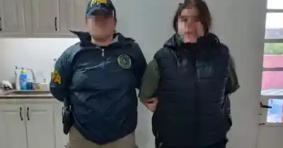 La hermana de Esteban Alvarado tenía domiciliaria, pero la encontraron en la calle con un arma