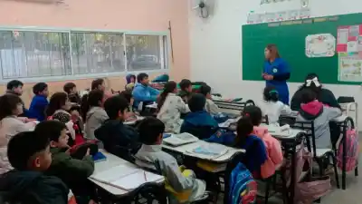 Taller en escuela municipal: enseñan a niños las claves para cuidar su salud