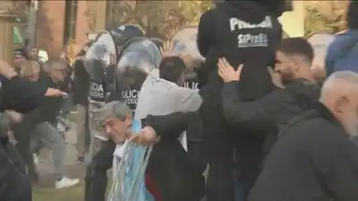 Tensión en Plaza de Mayo: fanáticos del Indio Solari chocaron con la policía tras su muerte