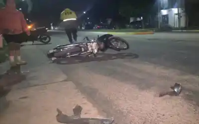 Embistió a dos jóvenes en moto y escapó: la policía busca al conductor en Alberdi