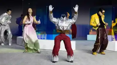 Pasarela futurista: modelos humanos y robots desfilaron juntos en Seúl y dejaron a todos sin palabras
