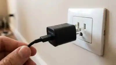El simple gesto que muchos hacen mal al cargar el celular y los expertos advierten