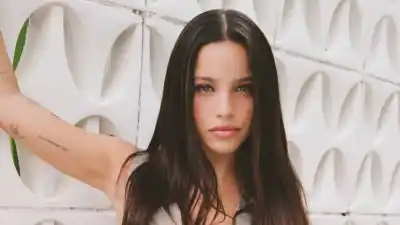 Cansada de los rumores, Emilia Mernes mostró una foto de su infancia y lanzó una frase filosa