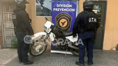 Circulaba a toda velocidad por el centro y lo que hallaron en la moto dejó helada a la policía