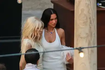 La boda de Dua Lipa que tiene a Palermo patas arriba: protestas, plumas y un vestido blanco que enloqueció a todos
