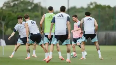 En Ibiza pero en modo mundialista: el defensor que no para de entrenarse tras la baja de Balerdi