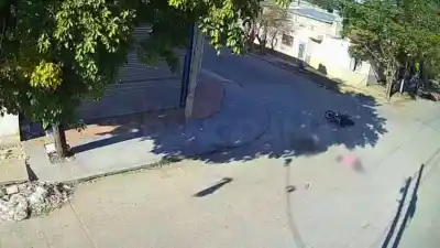 Dos motos chocaron en una esquina y la escena que dejó a todos en shock