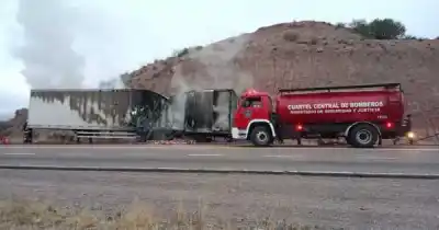 Un camión se incendió en plena Ruta 7: la maniobra que salvó al conductor