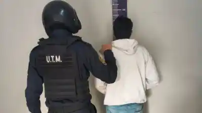 El botón antipánico se activó: ella lo vio dentro de su casa y la policía llegó para detenerlo