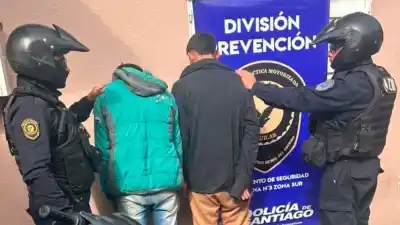 Huyeron de la policía, arrojaron un cuchillo y un celular, pero el final los esperaba en el barrio Juramento