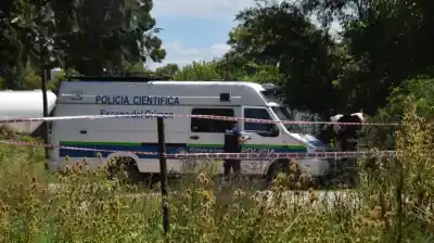 Hallazgo macabro en Berisso: encontraron un cadáver con una herida cortante y la policía investiga un homicidio