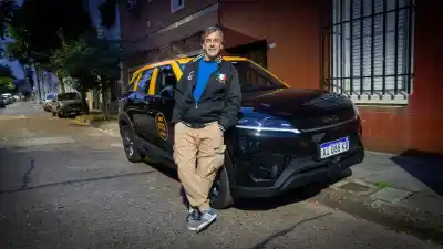 Pasajeros cancelan viajes de apps para subirse con él: la historia del primer taxista eléctrico de Buenos Aires