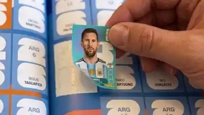 El gesto de un padre con el álbum del Mundial que desató un intenso debate sobre la crianza