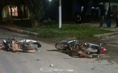 Dos motos chocaron en Lastenia y la policía investiga qué pasó