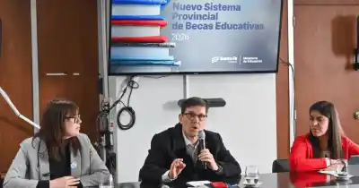 El Gobierno de Santa Fe lanzó un beneficio de $100 mil para 10 mil estudiantes: conocé los requisitos