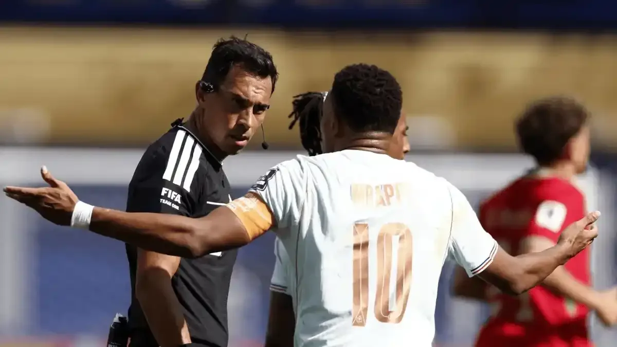Kylian Mbappé cayó en el área tras un cruce con Noussair Mazraoui y Facundo Tello cobró penal.