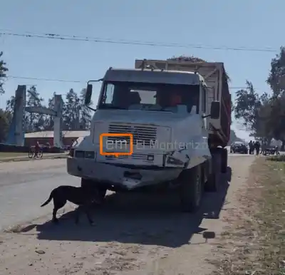 Un camión y un auto chocaron en la entrada a Soldado Maldonado