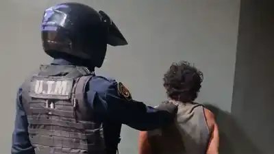 Provocaba disturbios en la vía pública y al identificarlo descubrieron que era buscado por la Justicia