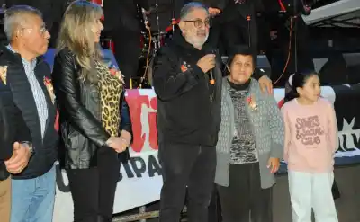 El festejo que unió a todo un barrio: la serenata que nadie esperaba