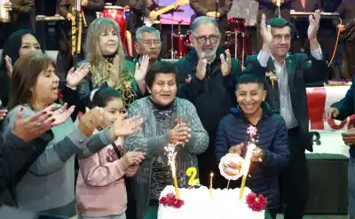 El emotivo festejo que unió a todo un barrio y sorprendió al gobernador