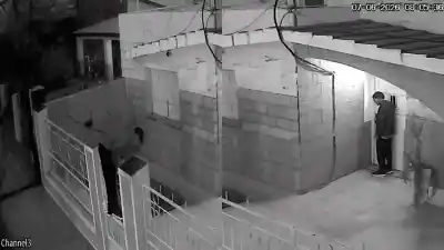 Intentó meterse en dos casas del barrio Rosso pero las dueñas lo descubrieron: dejó una campera y escapó