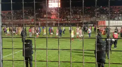 Tras el empate, la tribuna estalló contra Yllana y lo que hizo antes de irse enfureció a los hinchas