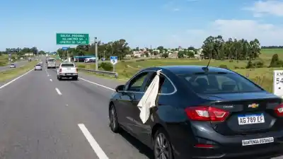 ¿Viste un trapo blanco en la ventanilla de un auto? Esto es lo que realmente significa