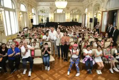 Jaldo recibió a escolares del interior en Casa de Gobierno