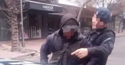 Patrullaban en San Martín y Espejo cuando reconocieron al sospechoso de un ataque a una clínica