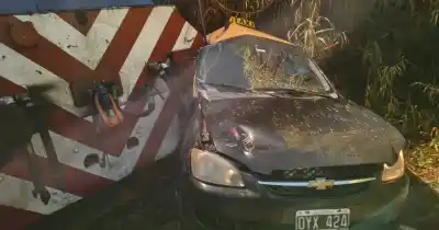 Un tren embistió a un taxi y lo arrastró 100 metros sobre las vías: el conductor sobrevivió de milagro