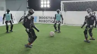 El robot que patea como un cañón y dejó un agujero en la pared