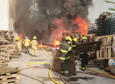 VIDEO| Incendio en una Distribuidora en Famaillá pudo ser una Tragedia