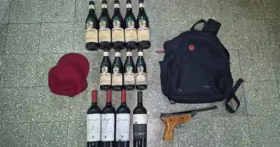 Asaltó un minimarket y huyó con fernet y vinos: lo que encontraron en su mochila sorprendió a la policía