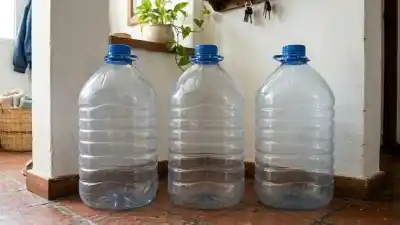 No los tires: el truco para convertir bidones de plástico en macetas que transformará tu jardín