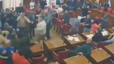 Se fueron a las piñas en plena sesión del Concejo: taxistas vs. choferes de apps en Mar del Plata