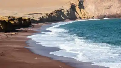 El secreto de la arena roja en Perú: así es la playa que National Geographic eligió entre las mejores