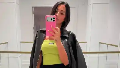 Antonela Roccuzzo volvió a romperla: microbikini animal print y remera con la cara de Messi