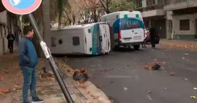 Chocó y volcó en pleno centro: la ambulancia cruzó con el semáforo en rojo
