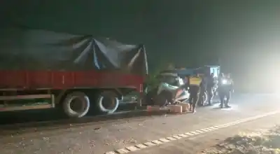 Choque frontal en la autopista: una camioneta quedó atrapada y el conductor fue rescatado