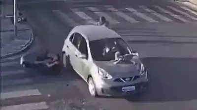 El desgarrador momento en que un bebé fue arrastrado varios metros sobre el capot de un auto tras un choque