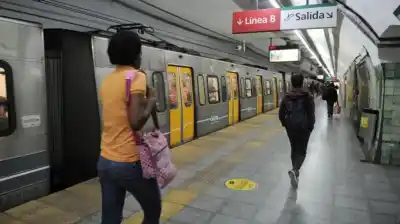 Los molinetes del subte B se abren gratis por una hora: el motivo que nadie esperaba