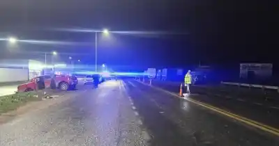 Chocaron contra un camión en Roldán y lo que encontraron los bomberos al llegar heló la sangre