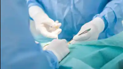 Le abrieron el cuello para limpiarle el cerebro: la cirugía que recuperó a un paciente con alzhéimer