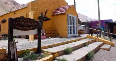Incendio arrasó con locales en Puente del Inca: el misterioso origen del fuego que nadie esperaba