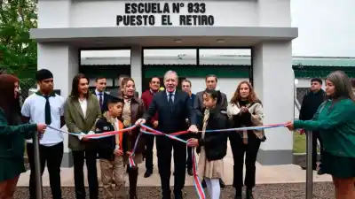 Inauguraron las obras en una escuela de Río Hondo y lo que anunció el gobernador sorprendió a todos